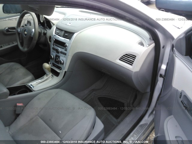 1G1ZC5EB8A4130231 - 2010 CHEVROLET MALIBU 1LT 银色 照片 5
