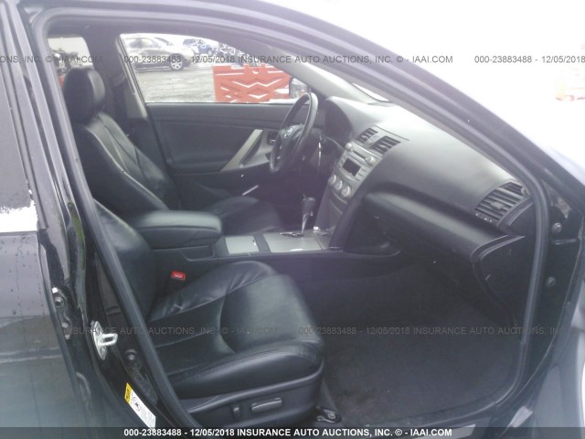 4T1BF3EK5BU130642 - 2011 TOYOTA CAMRY SE/LE/XLE 黑色 照片 5