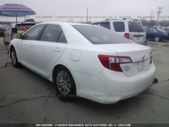 4T4BF1FK8ER397691 - 2014 TOYOTA CAMRY L/SE/LE/XLE WHITE photo 3