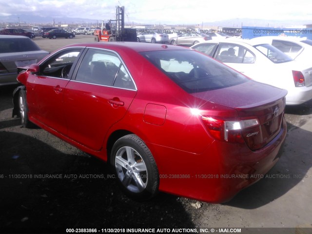 4T1BF1FK0CU526756 - 2012 TOYOTA CAMRY SE/LE/XLE RED photo 3