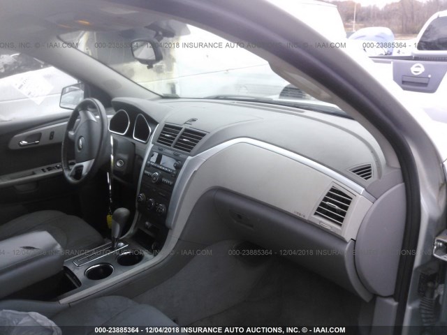 1GNKRFED1CJ403780 - 2012 CHEVROLET TRAVERSE LS SILVER photo 5