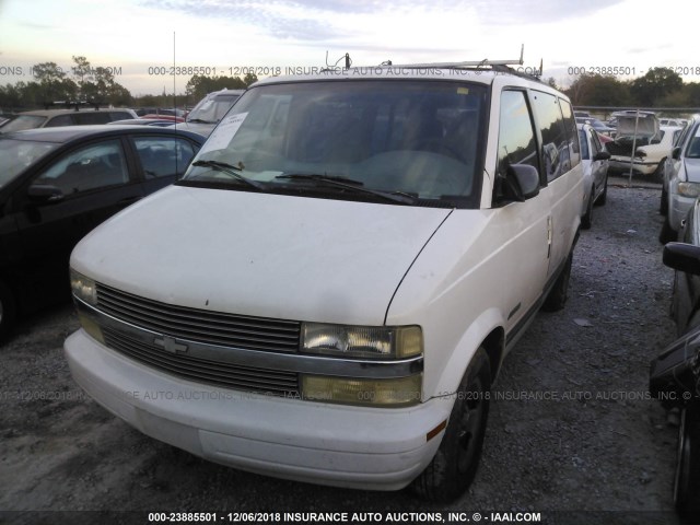 1GNDM19W3WB161286 - 1998 CHEVROLET ASTRO WHITE photo 2