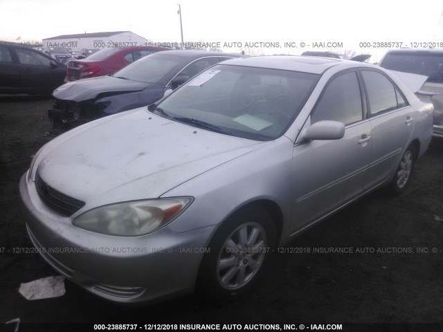 4T1BF30K42U023671 - 2002 TOYOTA CAMRY LE/XLE/SE SILVER photo 2