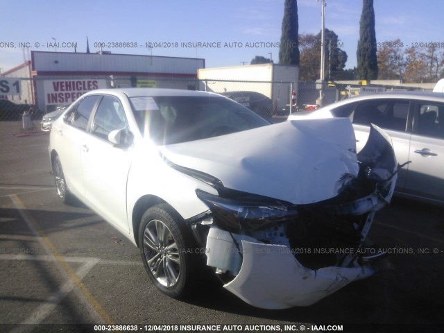 4T1BF1FK6FU095084 - 2015 TOYOTA CAMRY LE/XLE/SE/XSE WHITE photo 1