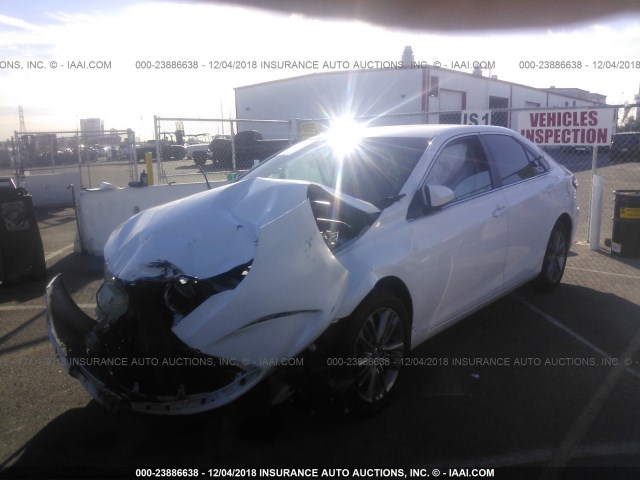 4T1BF1FK6FU095084 - 2015 TOYOTA CAMRY LE/XLE/SE/XSE WHITE photo 2