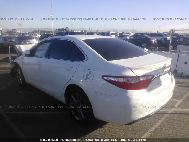 4T1BF1FK6FU095084 - 2015 TOYOTA CAMRY LE/XLE/SE/XSE WHITE photo 3