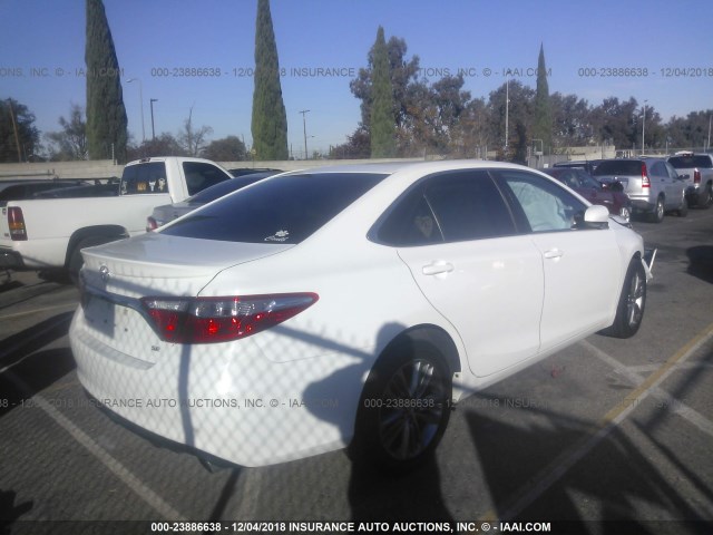 4T1BF1FK6FU095084 - 2015 TOYOTA CAMRY LE/XLE/SE/XSE WHITE photo 4