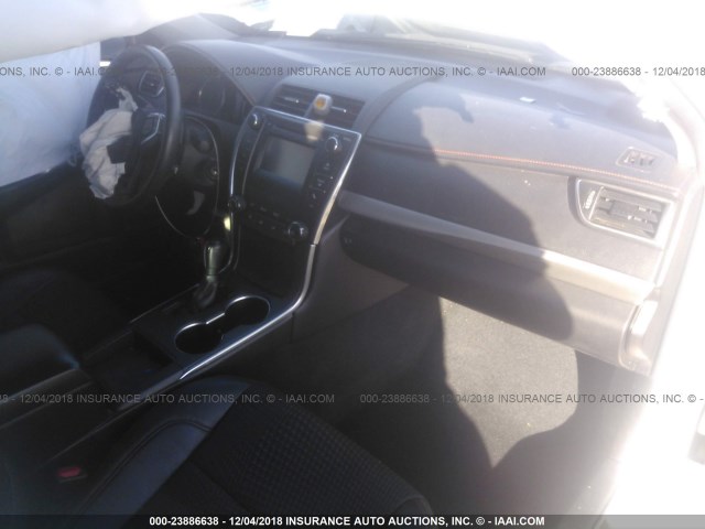 4T1BF1FK6FU095084 - 2015 TOYOTA CAMRY LE/XLE/SE/XSE WHITE photo 5