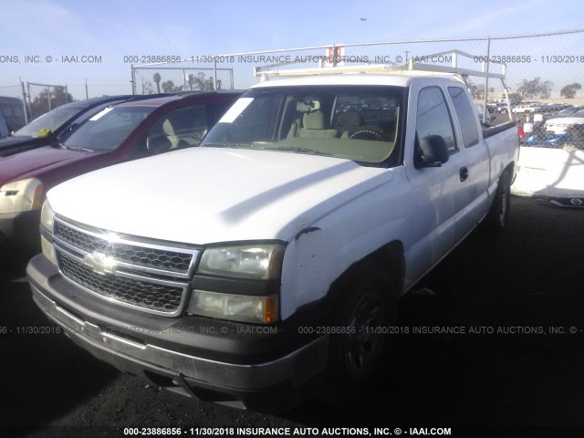 1GCEC19X96Z175077 - 2006 CHEVROLET SILVERADO C1500 WHITE photo 2