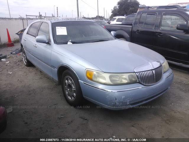 1LNFM82W6WY718074 - 1998 LINCOLN TOWN CAR SIGNATURE Light Blue photo 1