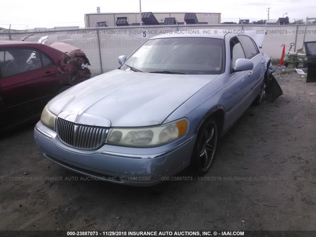 1LNFM82W6WY718074 - 1998 LINCOLN TOWN CAR SIGNATURE Light Blue photo 2