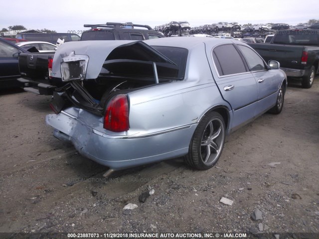 1LNFM82W6WY718074 - 1998 LINCOLN TOWN CAR SIGNATURE Light Blue photo 4