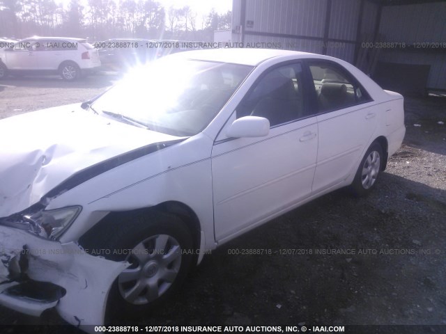 4T1BE32K13U241455 - 2003 TOYOTA CAMRY LE/XLE/SE WHITE photo 2
