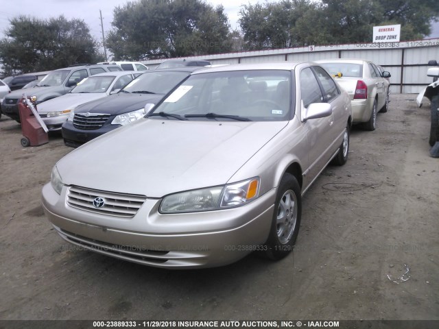 JT2BG22K8W0211026 - 1998 TOYOTA CAMRY CE/LE/XLE BEIGE photo 2