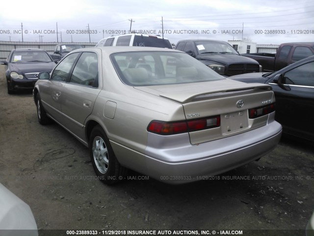 JT2BG22K8W0211026 - 1998 TOYOTA CAMRY CE/LE/XLE BEIGE photo 3