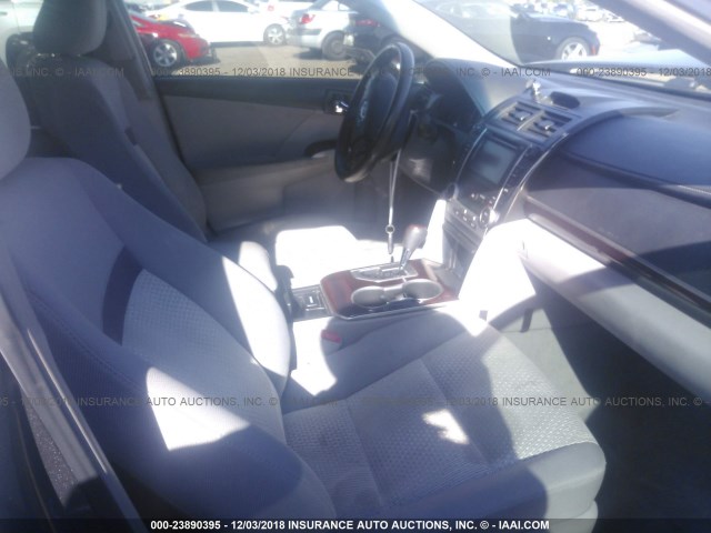 4T4BF1FK4CR175405 - 2012 TOYOTA CAMRY SE/LE/XLE 灰色 照片 5