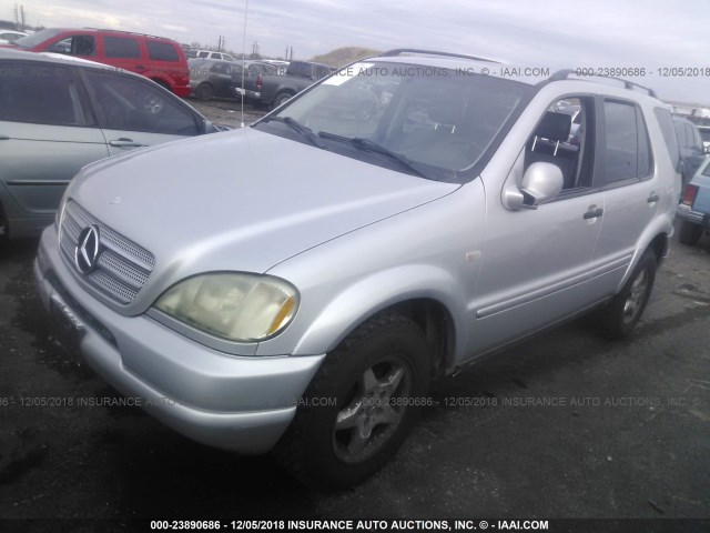 4JGAB54E8XA139469 - 1999 MERCEDES-BENZ ML 320 SILVER photo 2