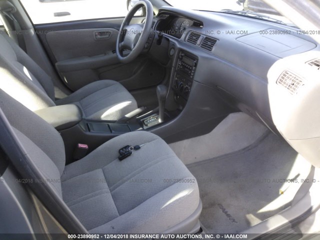 JT2BF22K110303588 - 2001 TOYOTA CAMRY CE/LE/XLE GOLD photo 5