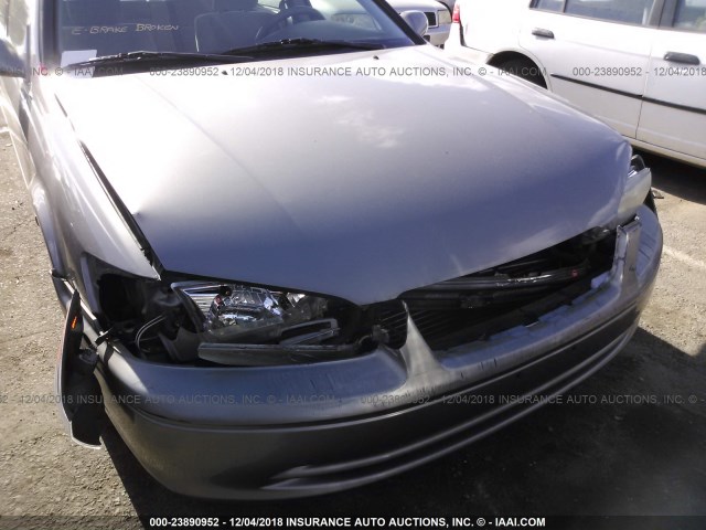 JT2BF22K110303588 - 2001 TOYOTA CAMRY CE/LE/XLE GOLD photo 6