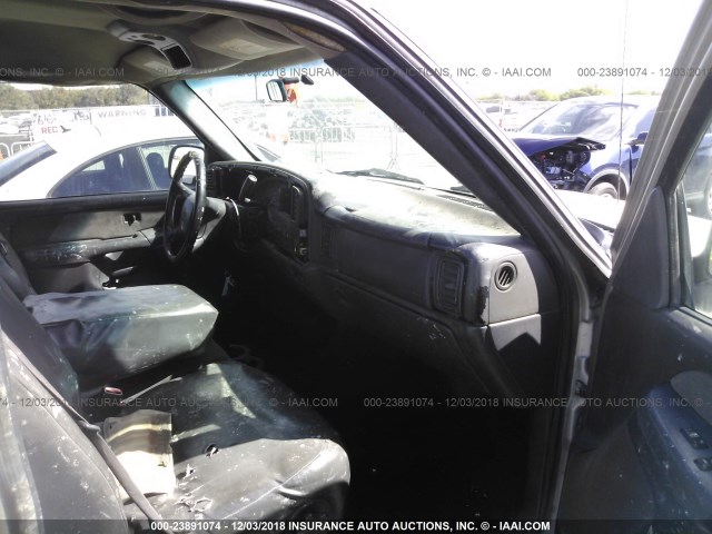 2GCEC19V021385794 - 2002 CHEVROLET SILVERADO C1500 WHITE photo 5