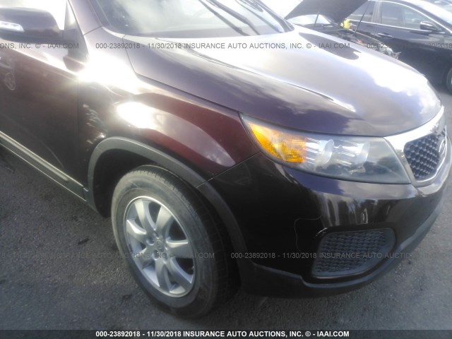 5XYKT4A29CG264260 - 2012 KIA SORENTO LX 勃艮第红 照片 6