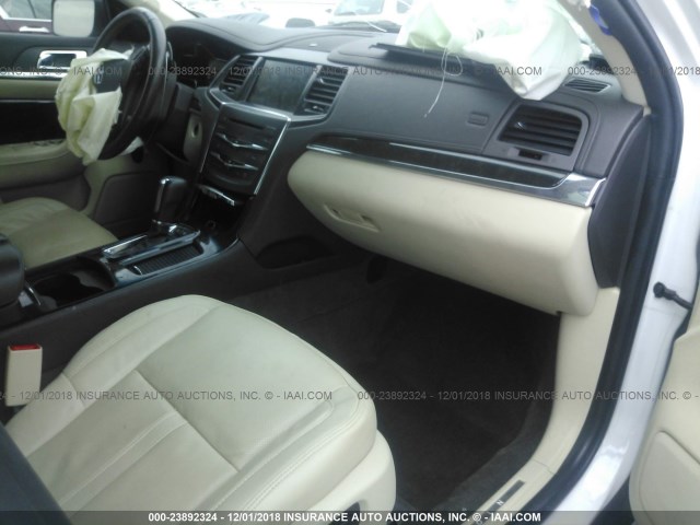 1LNHL9DK4DG603097 - 2013 LINCOLN MKS WHITE photo 5