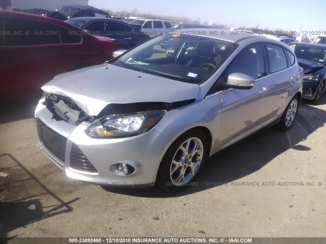 1FAHP3N28CL403016 - 2012 FORD FOCUS TITANIUM SILVER photo 2