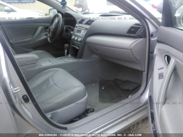 4T1BF3EK2BU685483 - 2011 TOYOTA CAMRY SE/LE/XLE SILVER photo 5