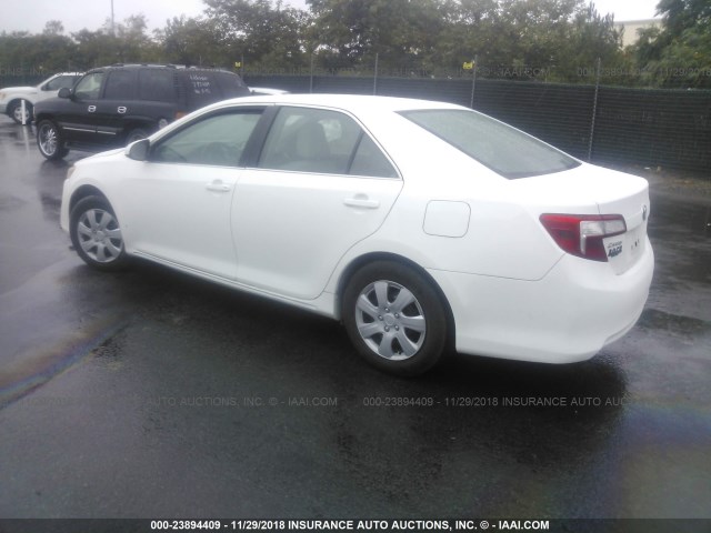 4T1BD1FK2CU004409 - 2012 TOYOTA CAMRY HYBRID/LE/XLE WHITE photo 3