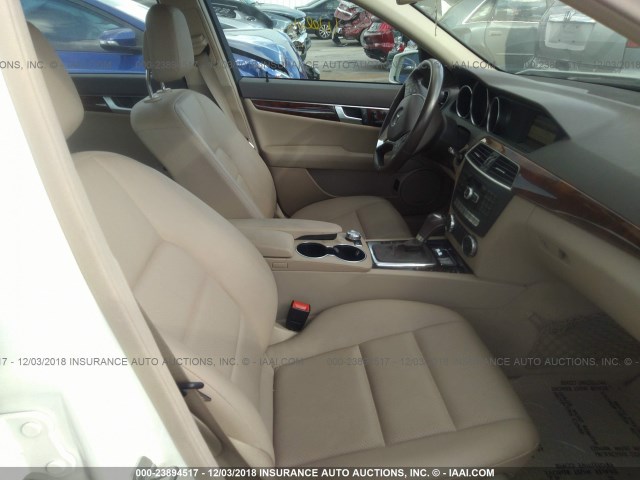 WDDGF4HBXCA629957 - 2012 MERCEDES-BENZ C 250 WHITE photo 5