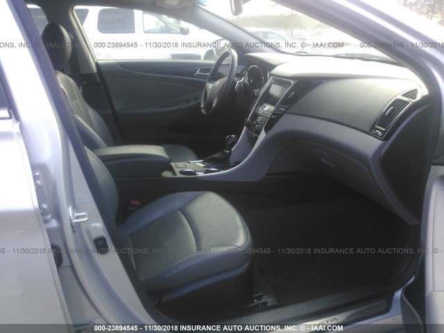 5NPEC4AB1DH572255 - 2013 HYUNDAI SONATA SE/LIMITED SILVER photo 5