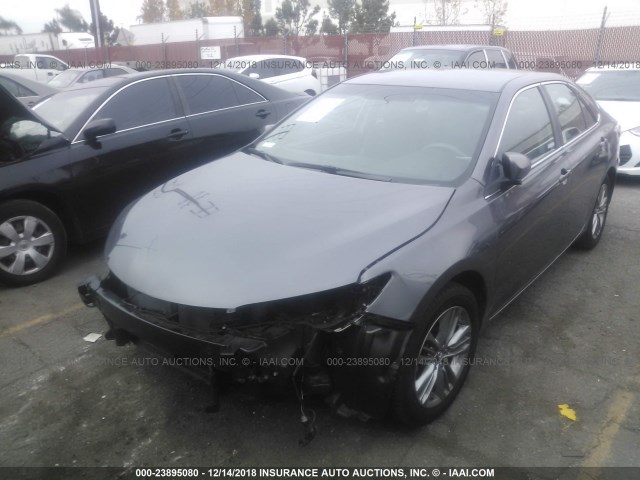 4T1BF1FK3FU967933 - 2015 TOYOTA CAMRY LE/XLE/SE/XSE GRAY photo 2