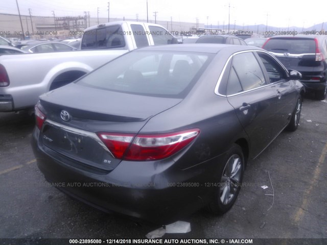 4T1BF1FK3FU967933 - 2015 TOYOTA CAMRY LE/XLE/SE/XSE GRAY photo 4