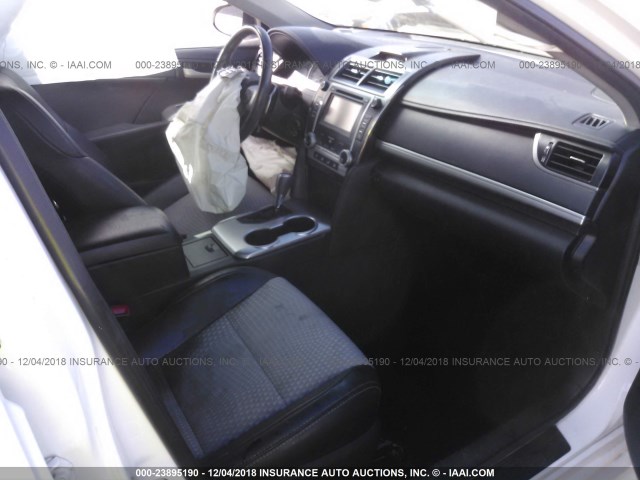 4T1BF1FK1EU807080 - 2014 TOYOTA CAMRY L/SE/LE/XLE WHITE photo 5