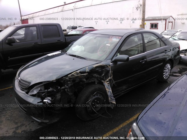 JTDBE32K020061507 - 2002 TOYOTA CAMRY LE/XLE/SE GRAY photo 2