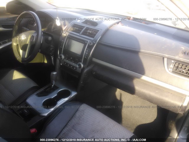 4T1BF1FK7EU446812 - 2014 TOYOTA CAMRY L/SE/LE/XLE 灰色 照片 5