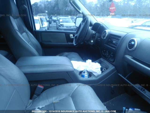 1FMRU15W73LB82860 - 2003 FORD EXPEDITION XLT WHITE photo 5