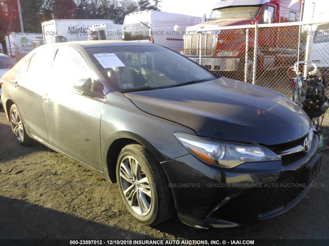 4T1BF1FK5FU478398 - 2015 TOYOTA CAMRY LE/XLE/SE/XSE GRAY photo 1