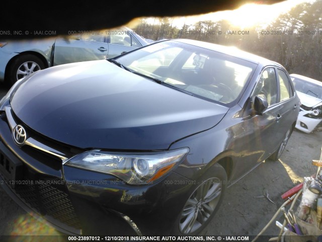 4T1BF1FK5FU478398 - 2015 TOYOTA CAMRY LE/XLE/SE/XSE GRAY photo 2
