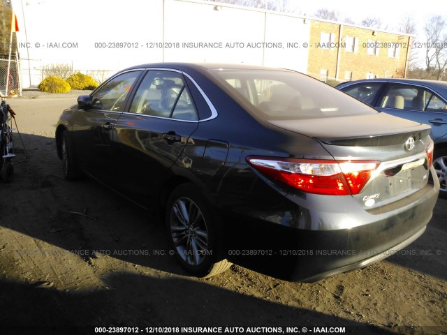 4T1BF1FK5FU478398 - 2015 TOYOTA CAMRY LE/XLE/SE/XSE GRAY photo 3