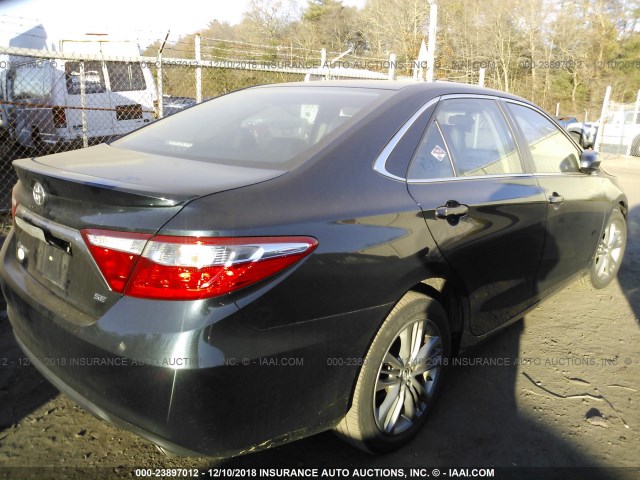 4T1BF1FK5FU478398 - 2015 TOYOTA CAMRY LE/XLE/SE/XSE GRAY photo 4