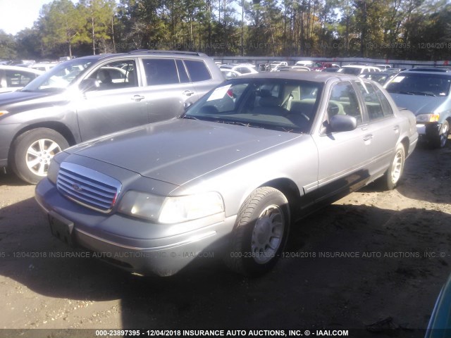 2FAFP74W5WX100558 - 1998 FORD CROWN VICTORIA LX GRAY photo 2