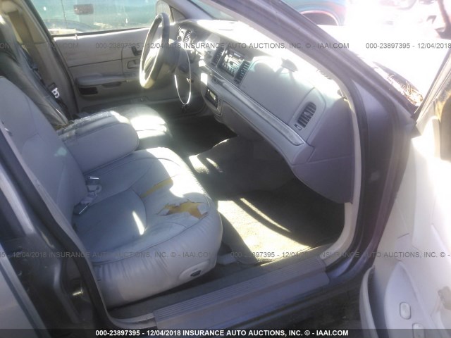 2FAFP74W5WX100558 - 1998 FORD CROWN VICTORIA LX GRAY photo 5