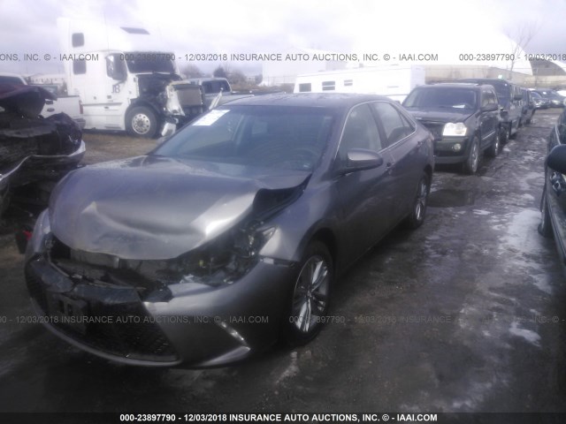 4T1BF1FK8HU393736 - 2017 TOYOTA CAMRY LE/XLE/SE/XSE ყავისფერი ფოტო 2