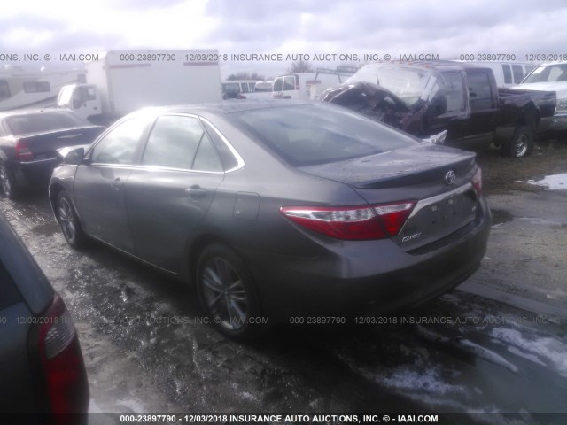4T1BF1FK8HU393736 - 2017 TOYOTA CAMRY LE/XLE/SE/XSE ყავისფერი ფოტო 3
