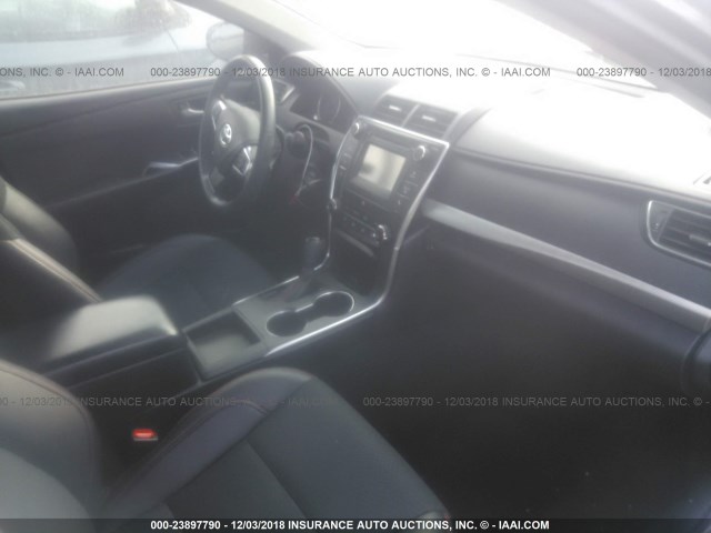 4T1BF1FK8HU393736 - 2017 TOYOTA CAMRY LE/XLE/SE/XSE ყავისფერი ფოტო 5