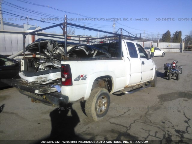 1GCHK29D17E177930 - 2007 CHEVROLET SILVERADO K2500 HEAVY DUTY WHITE photo 4