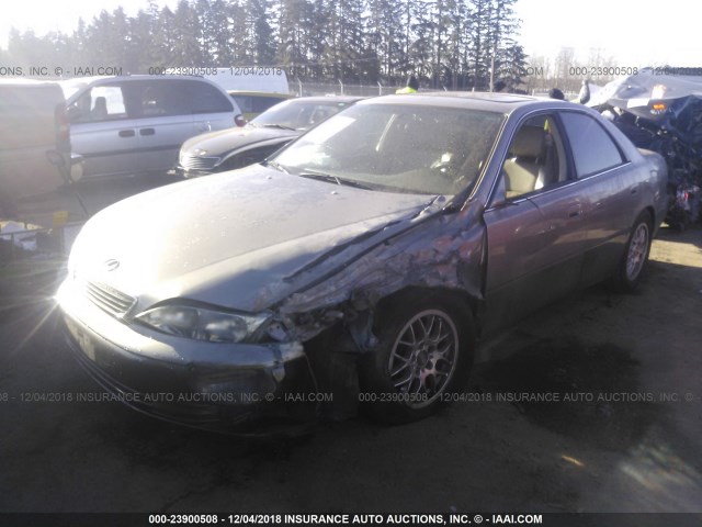 JT8BF28G3W5038403 - 1998 LEXUS ES 300 SILVER photo 2