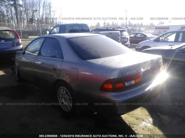 JT8BF28G3W5038403 - 1998 LEXUS ES 300 SILVER photo 3