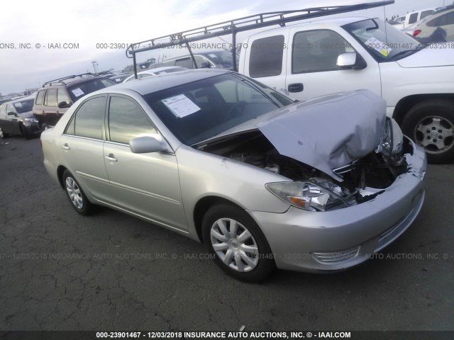 4T1BE32K45U062796 - 2005 TOYOTA CAMRY LE/XLE/SE SILVER photo 1
